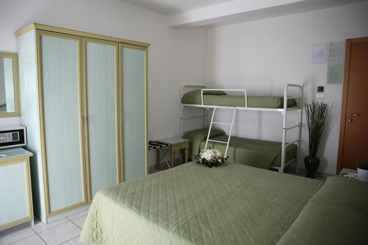 Hotel Philadelphia Cattolica Buitenkant foto